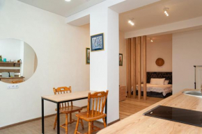 Charming Ground Floor Getaway with Free Parking